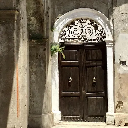 Borgo Petelia, Palazzo Capozza Matrimoniale * Стронголи